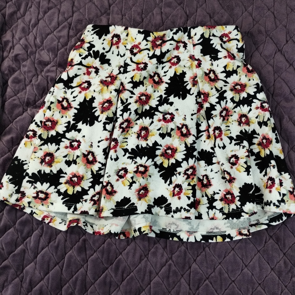 Sorad Floral Skirt - Black, White, Red New size S